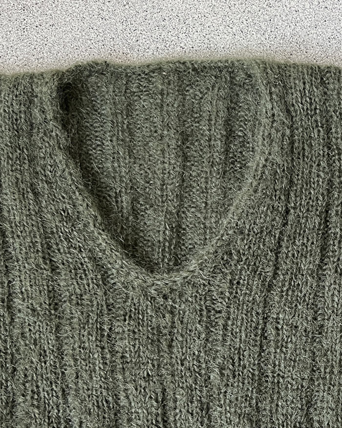 Joustinneulepaita V-pääntiellä | Bella