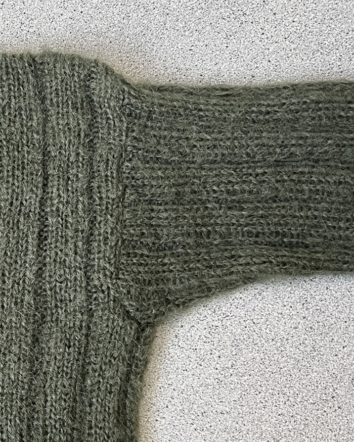 Joustinneulepaita V-pääntiellä | Bella