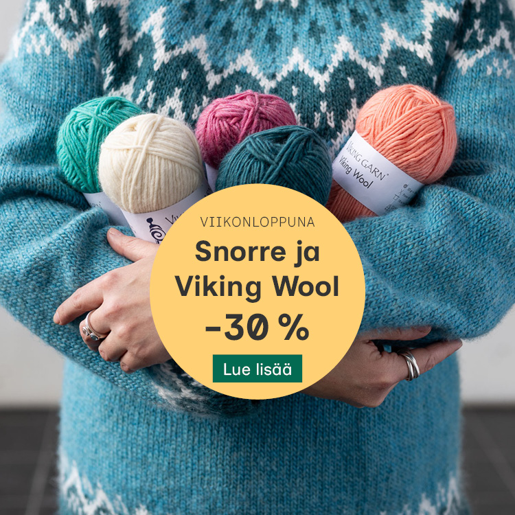 Turkoosisävyiseen Kraft-kirjoneulepaitaan pukeutunut henkilö pitelee sylissään Viking Wool -lankakeriä
Teksti: Viikonloppuna Viking Wool ja Snorre -30 %
Lue lisää