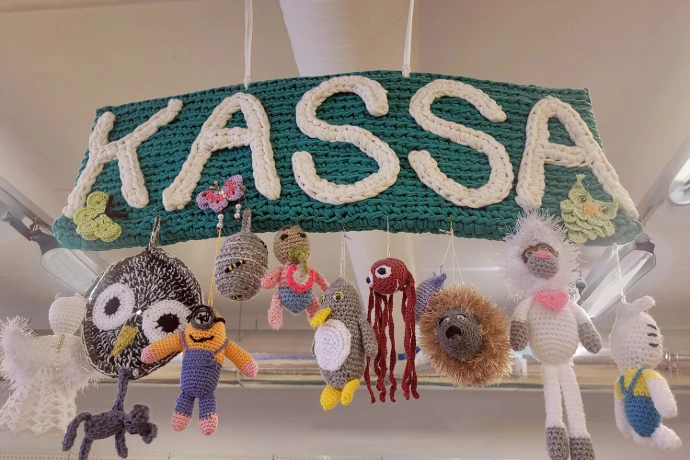 Virkattu Kassa-kyltti