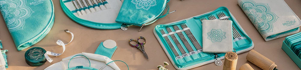 sukkapuikot, sakset ja puikkokotelo