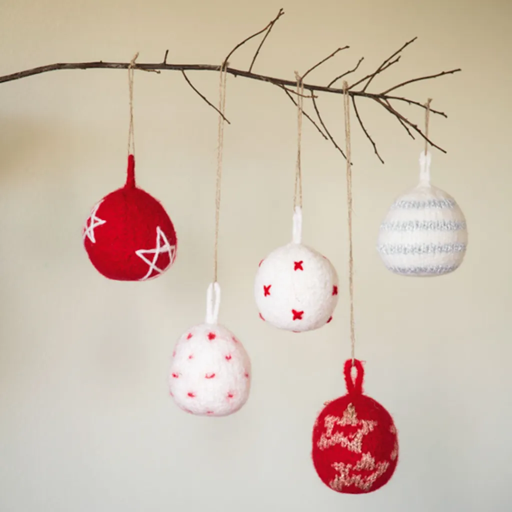 1513-33-huovutetut-joulupallot-01-1080.webp