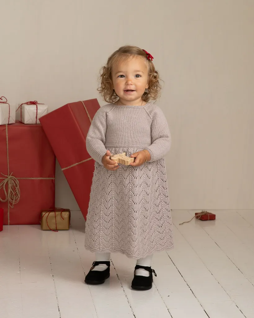 2136-1-Lasten-Jolin-pitsineulemekko-ja-myssy-greige-02-1080.webp