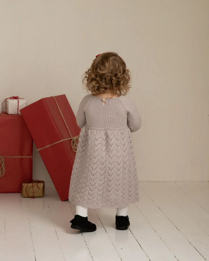 2136-1-Lasten-Jolin-pitsineulemekko-ja-myssy-greige-04-1080.webp