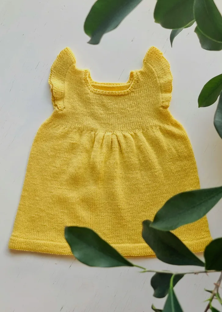 Flikkojen_mekko_neulemekko_vauvalle-1080alkup.webp