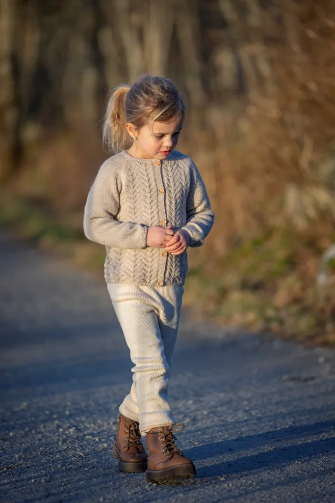 2603-4-Lasten-Myrtel-pitsineuletakki-07_1080.webp