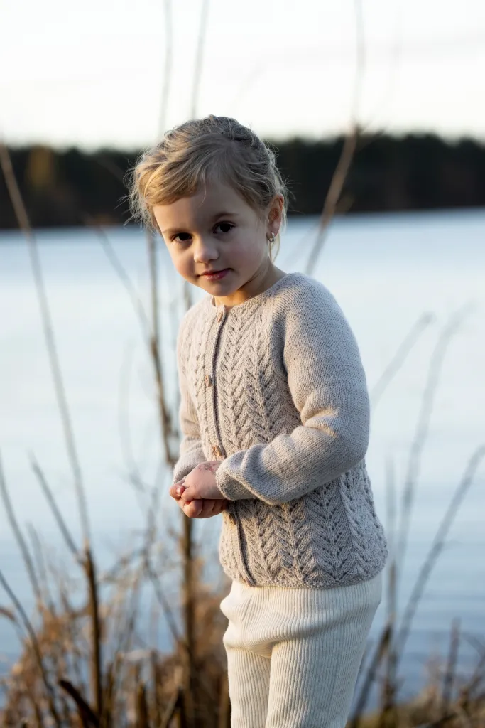 2603-4-Lasten-Myrtel-pitsineuletakki-09_1080.webp