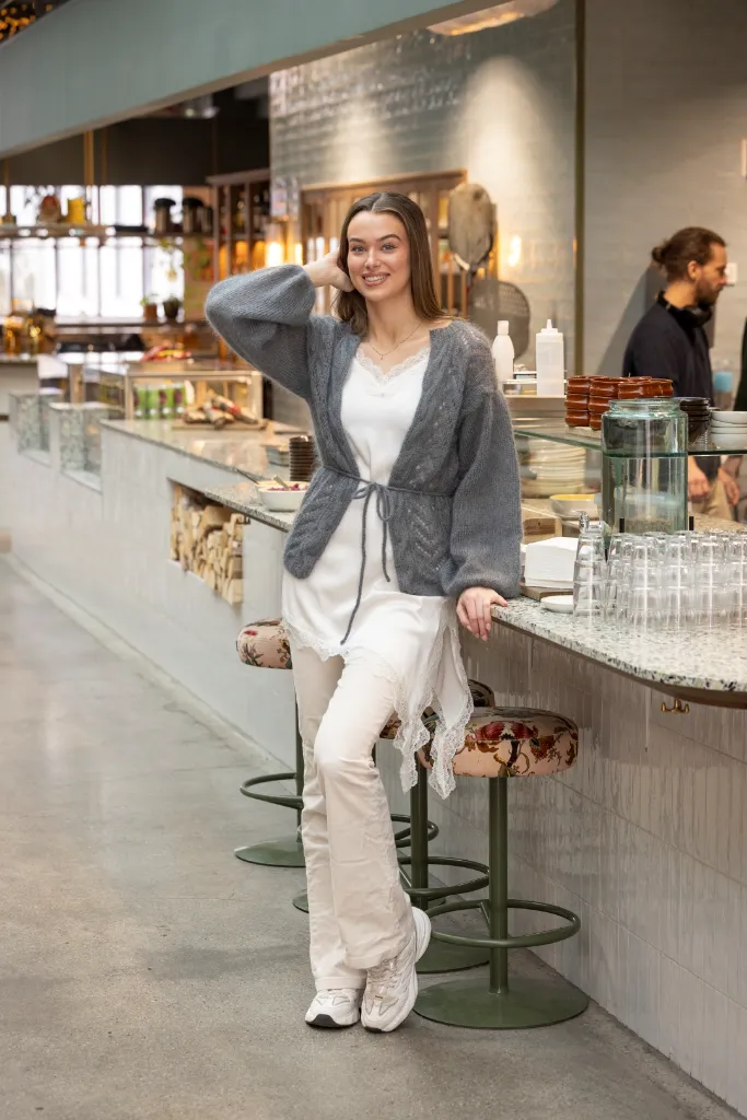 SC-09-1E-Hyss-neuletakki-harmaa-03_1080.webp