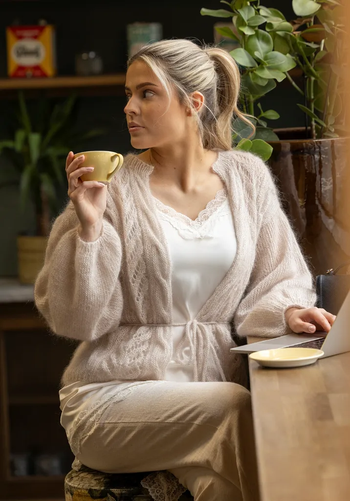 SC-09-1A-Hyss-neuletakki-vaaleabeige-010_1050.webp