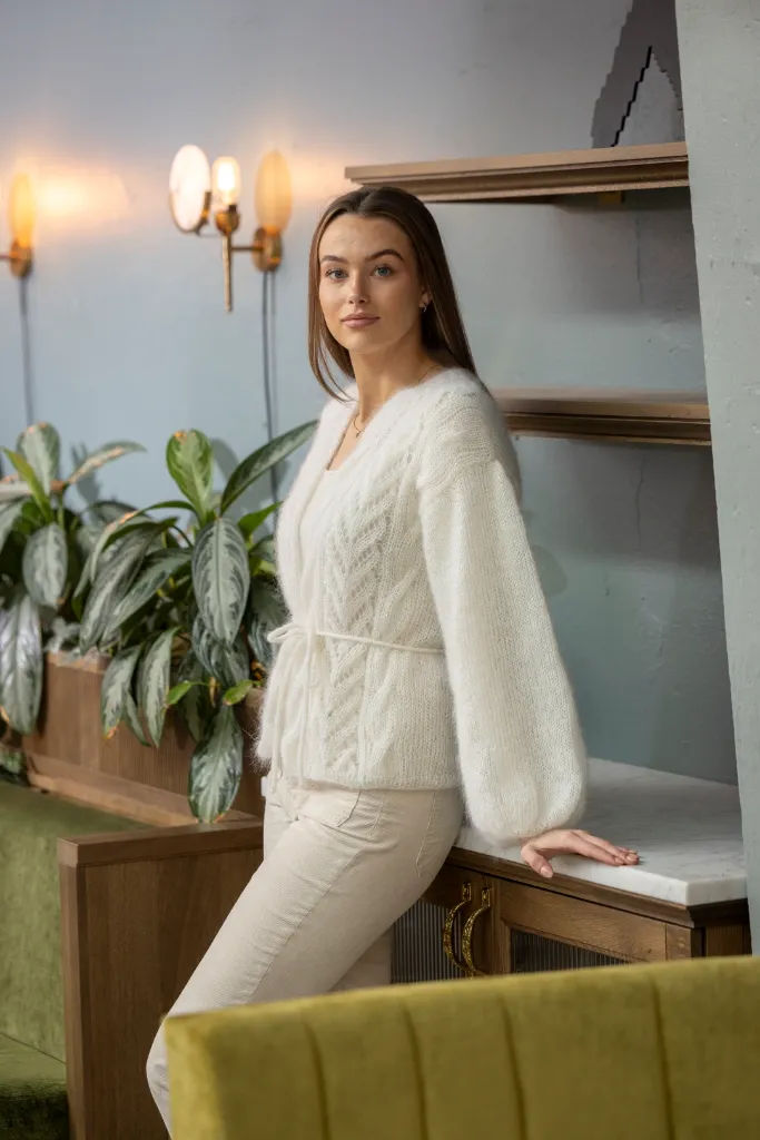 SC-09-1C-Hyss-neuletakki-valkoinen-06_1080.webp