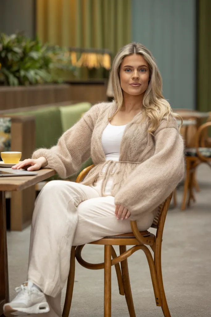 SC-09-1A-Hyss-neuletakki-vaaleabeige-01_1080.webp