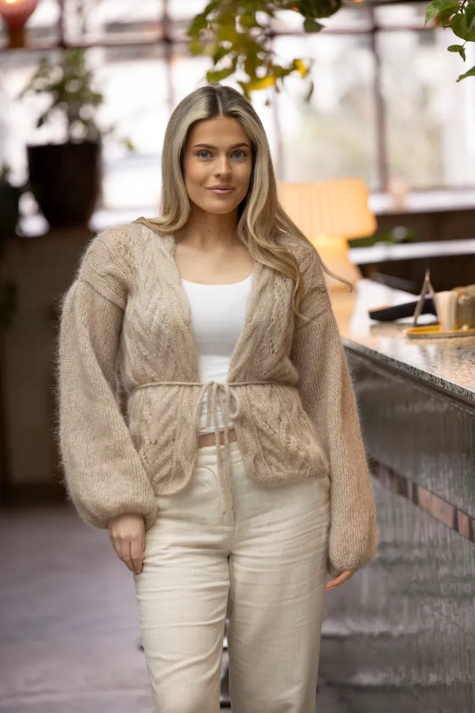 SC-09-1C-Hyss-neuletakki-beige-03_1080.webp