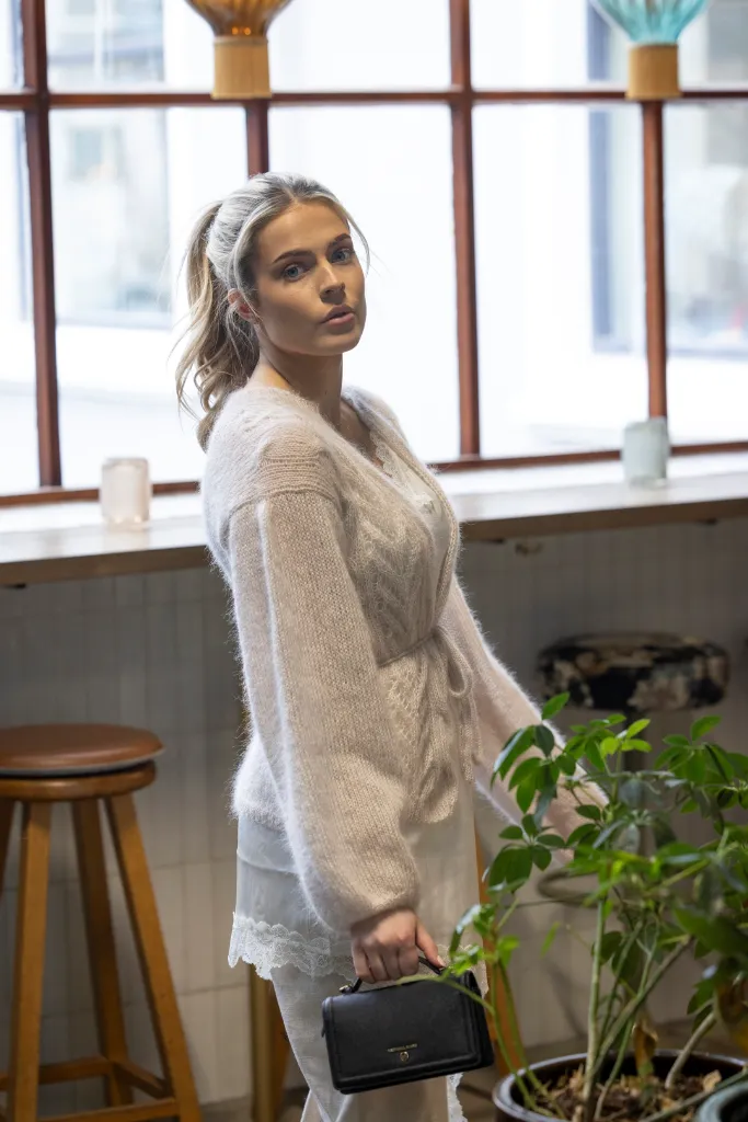 SC-09-1A-Hyss-neuletakki-vaaleabeige-04_1080.webp