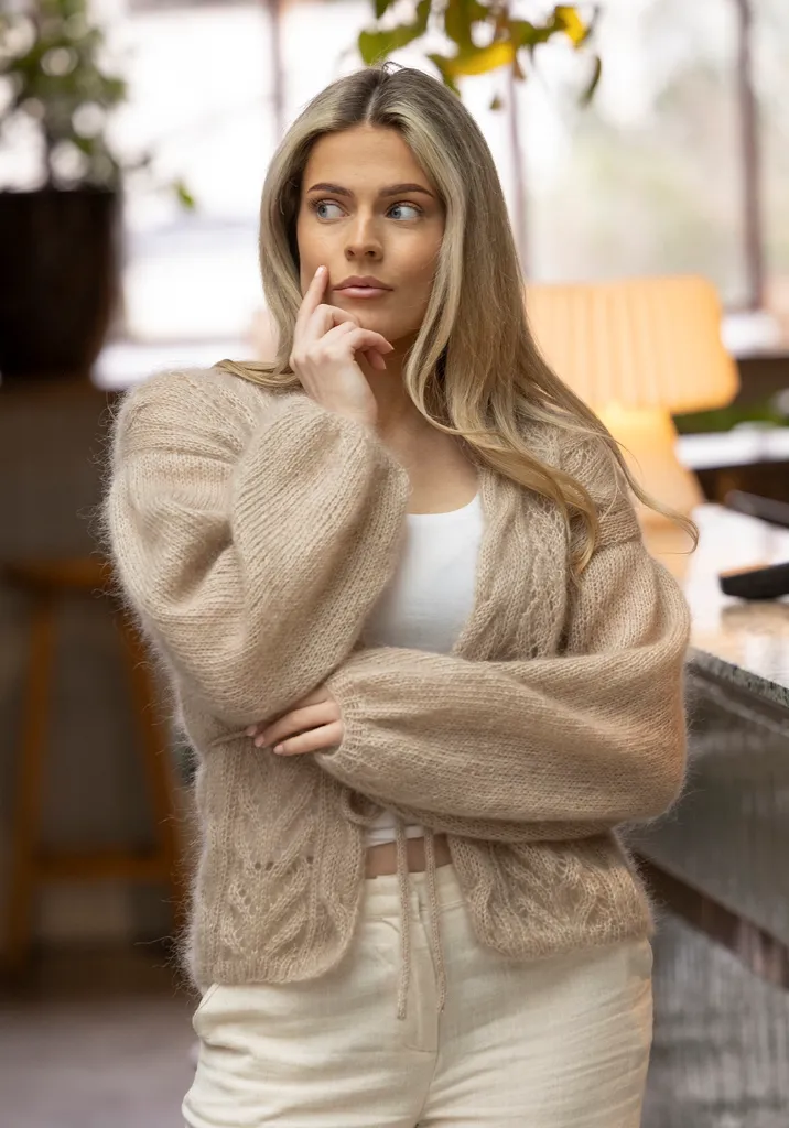 SC-09-1B-Hyss-neuletakki-beige-02_1050.webp