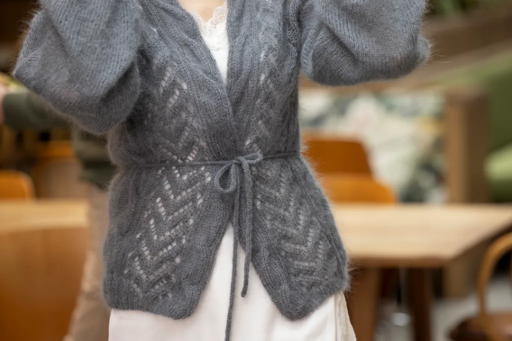 SC-09-1E-Hyss-neuletakki-harmaa-05_1080.webp