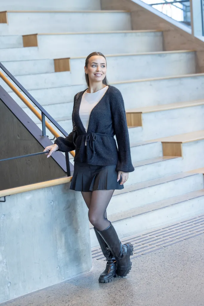 SC08-2b-Veya-neuletakki-musta-03_1080.webp