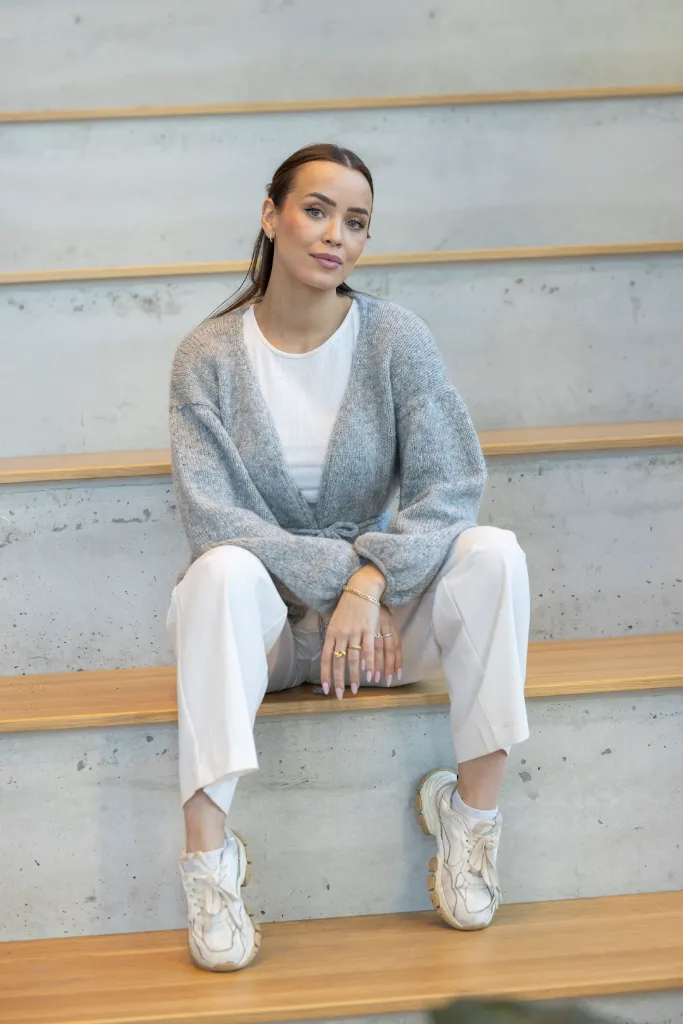 SC08-2a-Veya-neuletakki-vaaleaharmaa-03_1080.webp