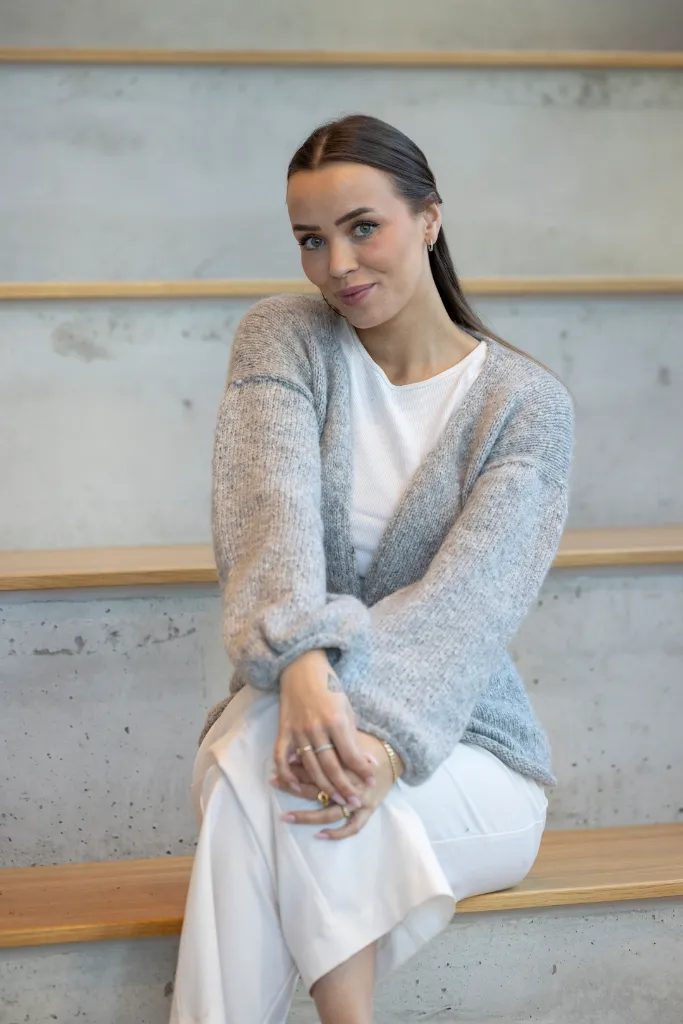 SC08-2a-Veya-neuletakki-vaaleaharmaa-04_1080.webp