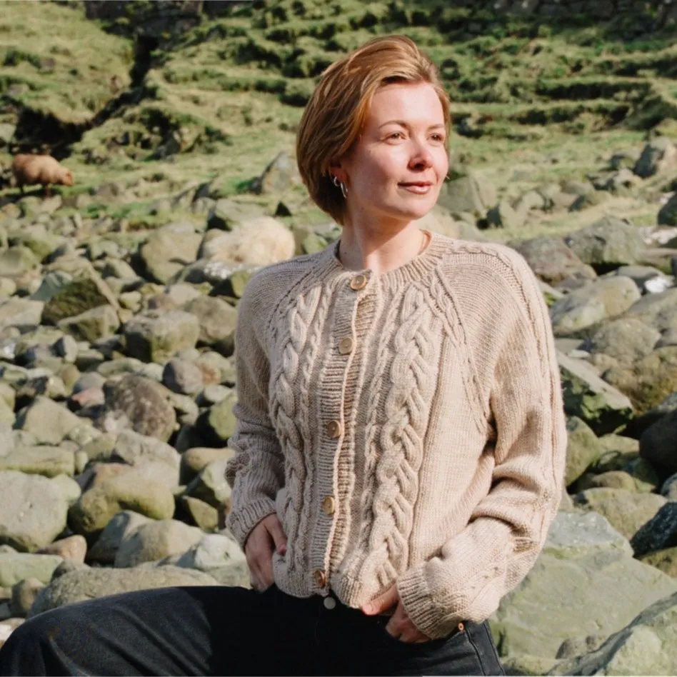 2722-Ellis-palmikkotakki-03.webp