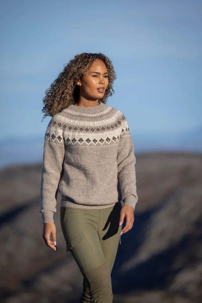 2524-01c-Fjellbris-kirjokaarrokepaita-beige-07_1080.webp
