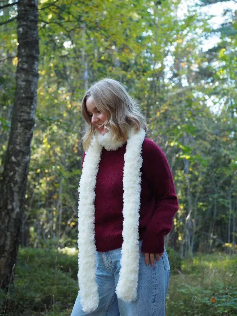 Sormineulottu-FurLove-huivi-valkoinen-09_1080.webp