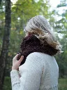 Sormineulottu-FurLove-huivi-ruskea-06_1080.webp