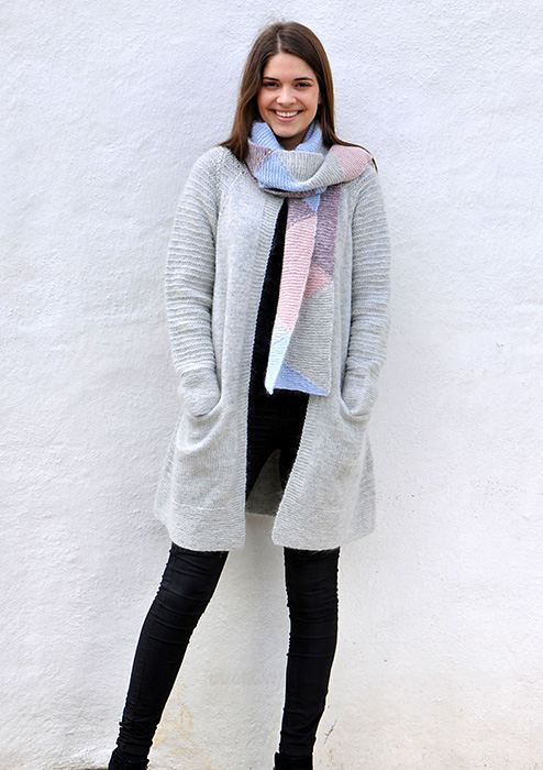 Pitkä neuletakki ja kolmiokuvioinen kaulahuivi | Hjertegarn 414578 ohje