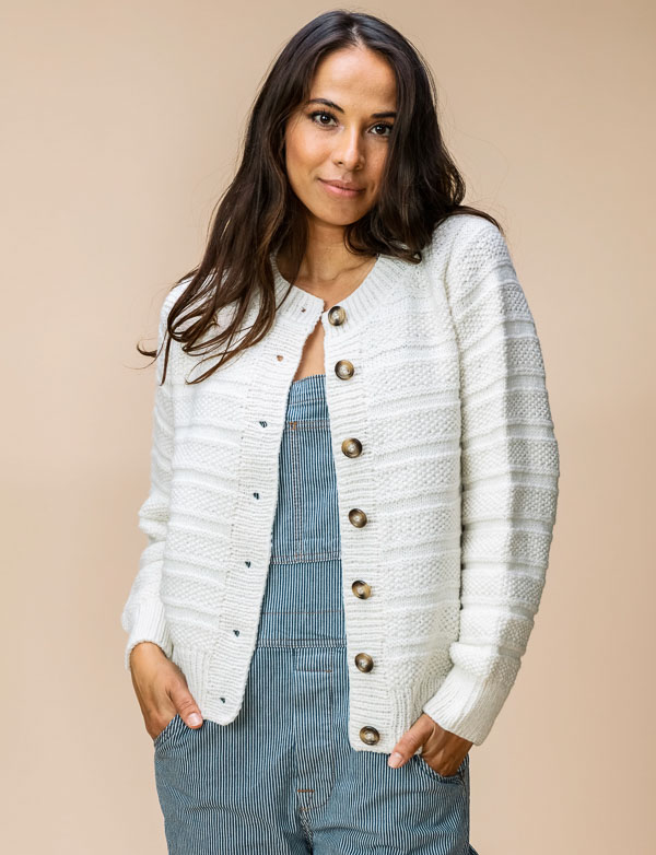 [Y7340256] Pintaneuletakki Helena | Hjertegarn 2638 ohje