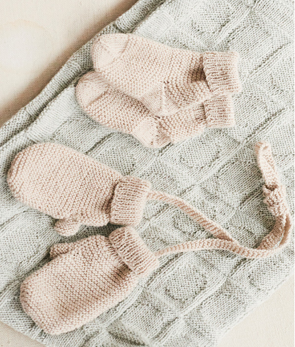 [Y7360092] Ella & Elvis -sukat ja lapaset  | Hjertegarn Baby 61/18 1834 ohje