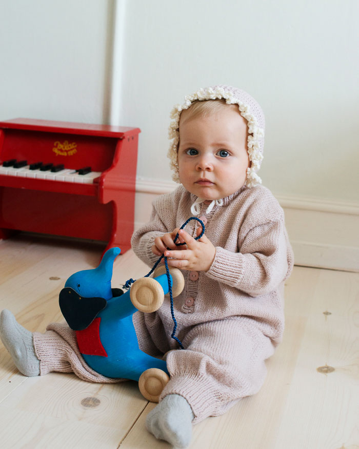 [Y7360104] Vauvan Charlie neulehaalari | Hjertegarn 1855 ohje