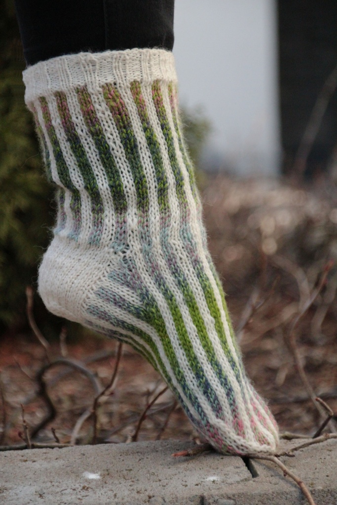 [Y7310004] Pystyraitasukat | Lankamaailma ohje