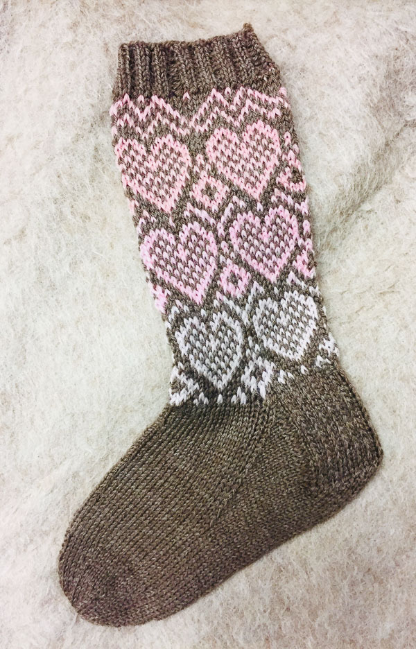 [Y7310046] Äitienpäivän kirjoneulesukat | Lankamaailma ohje