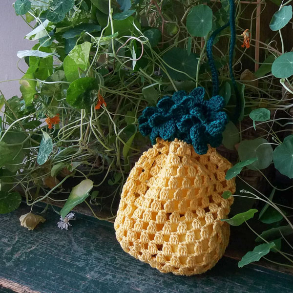 [Y7350018] Virkattu ananaspussukka | Lankamaailma ohje