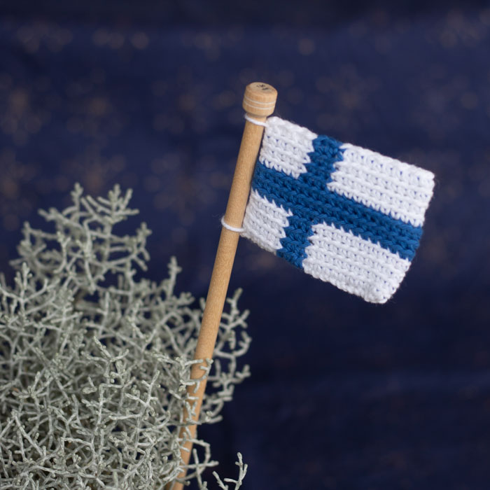 [Y7350068] Virkattu Suomen lippu | Lankamaailma ohje