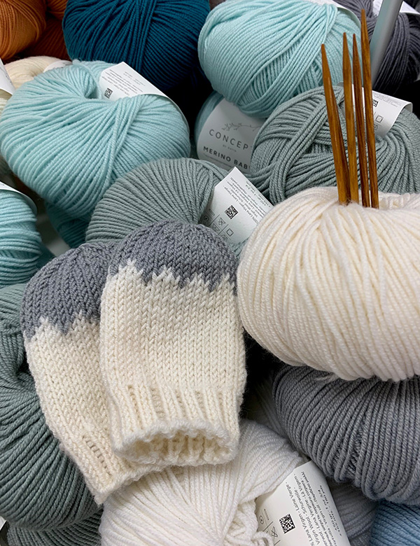 Vauvan kirjoneulelapaset | Lankamaailma ohje