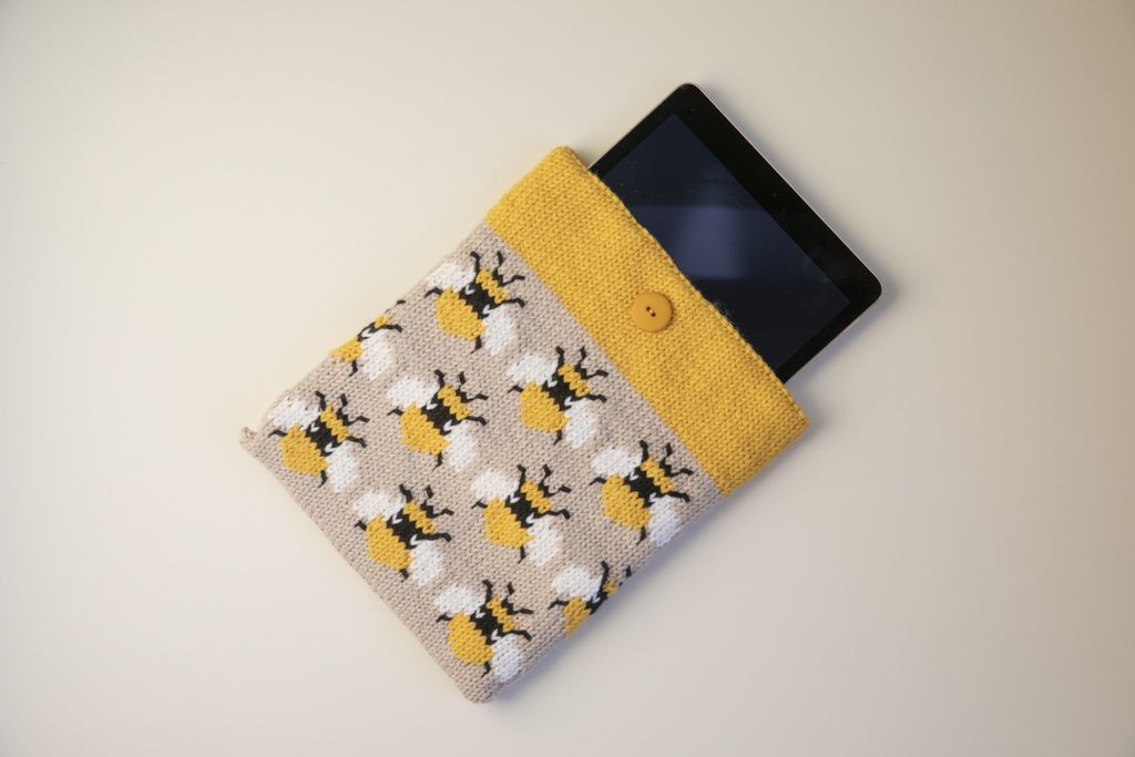 Neulottu Mehiläiset tablettisuojus | Viking Garn 2002-8B ohje