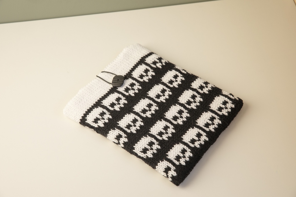 [Y7350047] Neulottu Pääkallot tablettisuojus | Viking Garn 2002-8C ohje